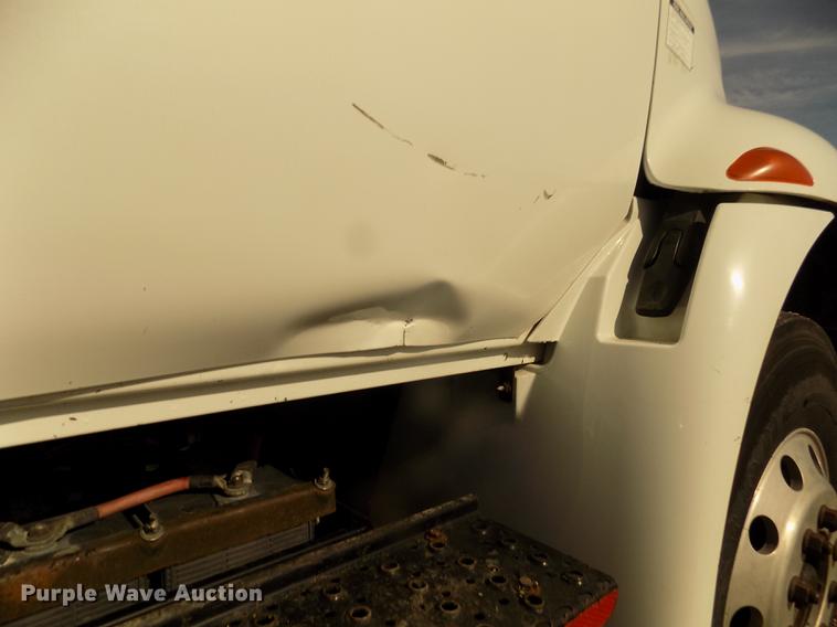 image for item DD2882 2003 International DuraStar 4300 flatbed truck