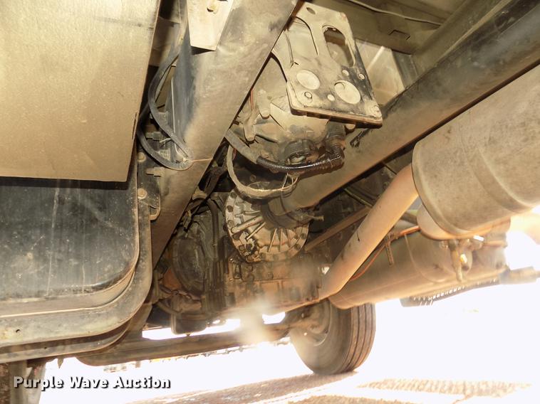 image for item DD2882 2003 International DuraStar 4300 flatbed truck