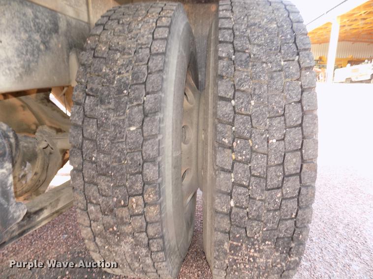 image for item DD2882 2003 International DuraStar 4300 flatbed truck