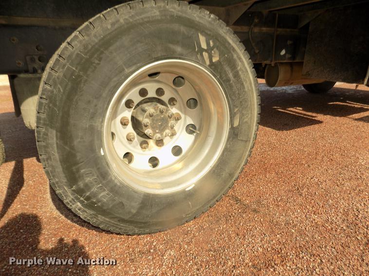 image for item DD2882 2003 International DuraStar 4300 flatbed truck