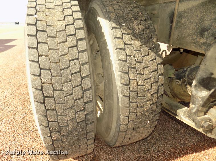 image for item DD2882 2003 International DuraStar 4300 flatbed truck