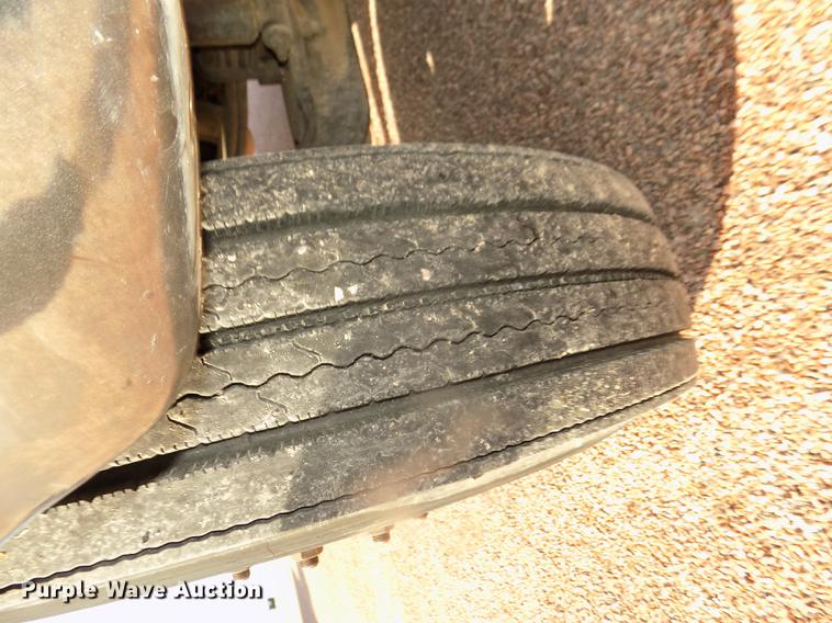 image for item DD2882 2003 International DuraStar 4300 flatbed truck