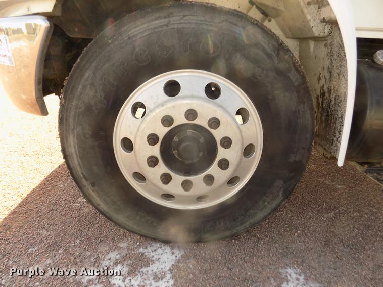 image for item DD2882 2003 International DuraStar 4300 flatbed truck