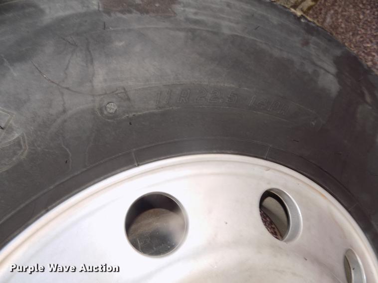 image for item DD2882 2003 International DuraStar 4300 flatbed truck