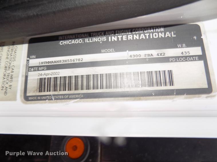 image for item DD2882 2003 International DuraStar 4300 flatbed truck