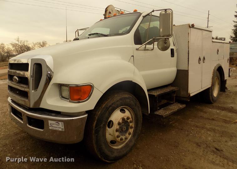 image for item DD2886 2005 Ford F650 Super Duty service truck with crane
