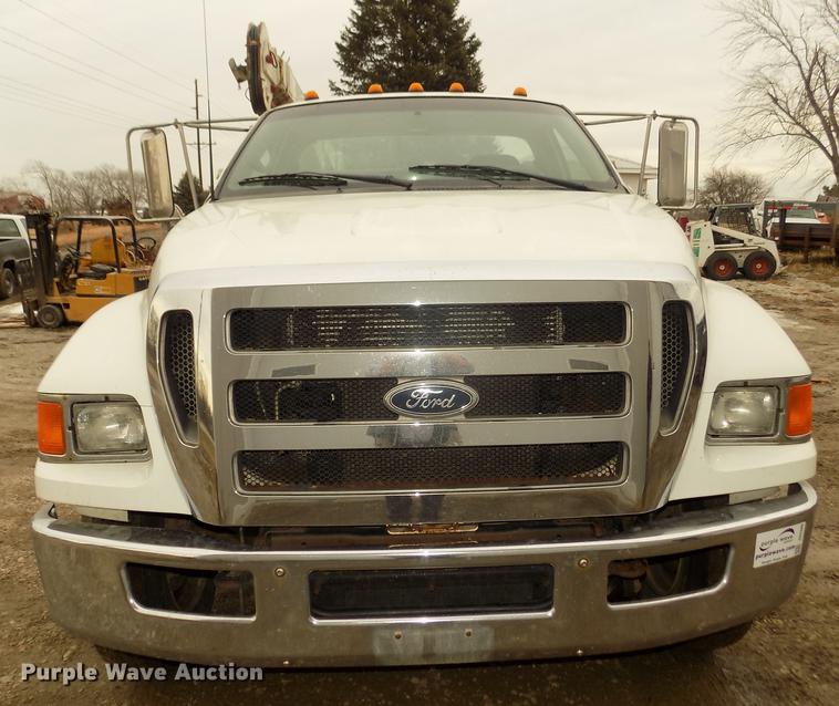 image for item DD2886 2005 Ford F650 Super Duty service truck with crane