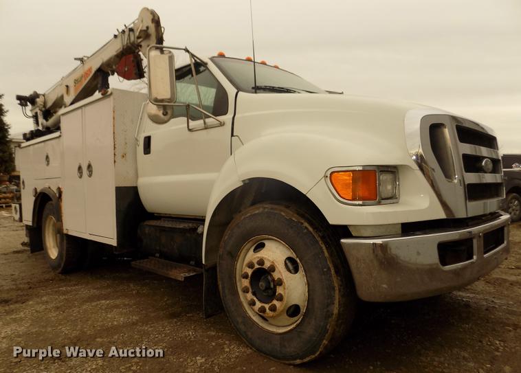 image for item DD2886 2005 Ford F650 Super Duty service truck with crane