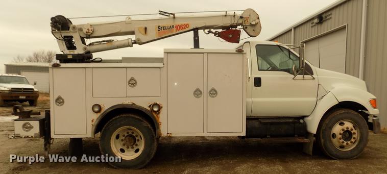 image for item DD2886 2005 Ford F650 Super Duty service truck with crane