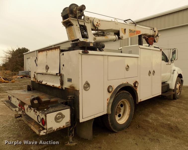 image for item DD2886 2005 Ford F650 Super Duty service truck with crane