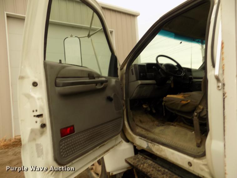 image for item DD2886 2005 Ford F650 Super Duty service truck with crane