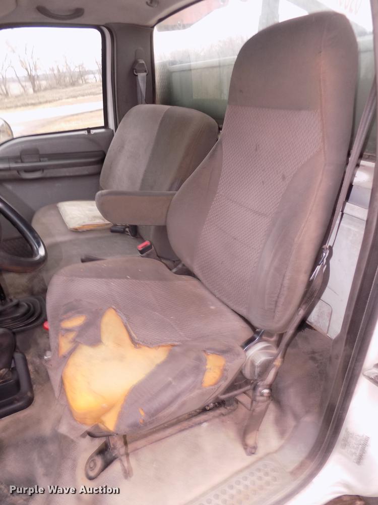 image for item DD2886 2005 Ford F650 Super Duty service truck with crane