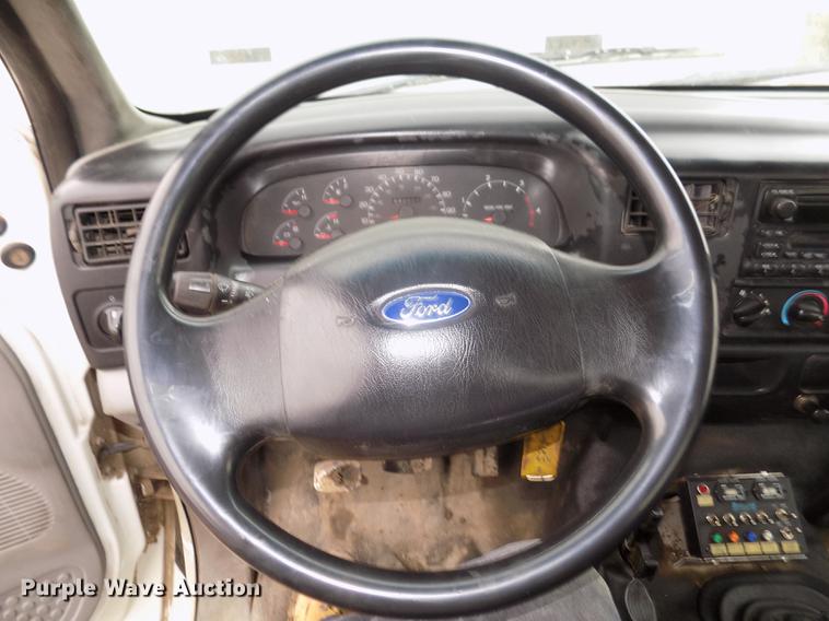 image for item DD2886 2005 Ford F650 Super Duty service truck with crane