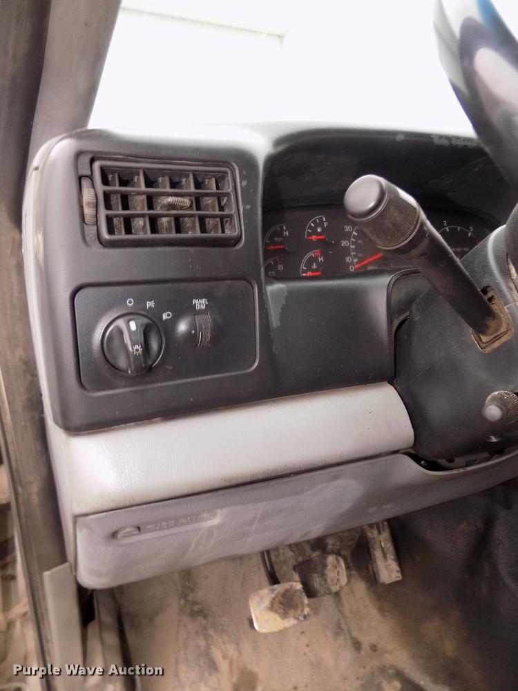 image for item DD2886 2005 Ford F650 Super Duty service truck with crane