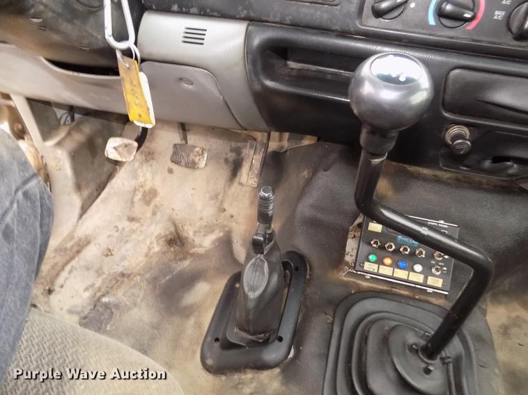 image for item DD2886 2005 Ford F650 Super Duty service truck with crane