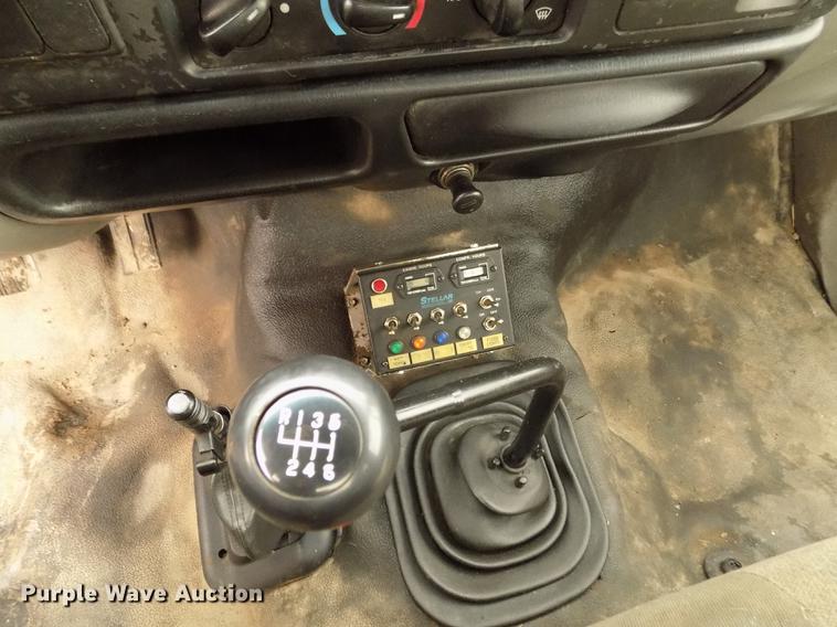 image for item DD2886 2005 Ford F650 Super Duty service truck with crane