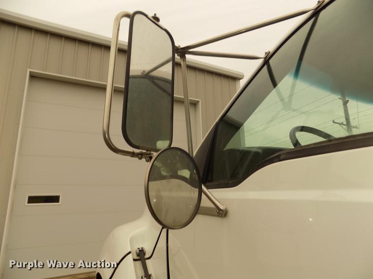 image for item DD2886 2005 Ford F650 Super Duty service truck with crane