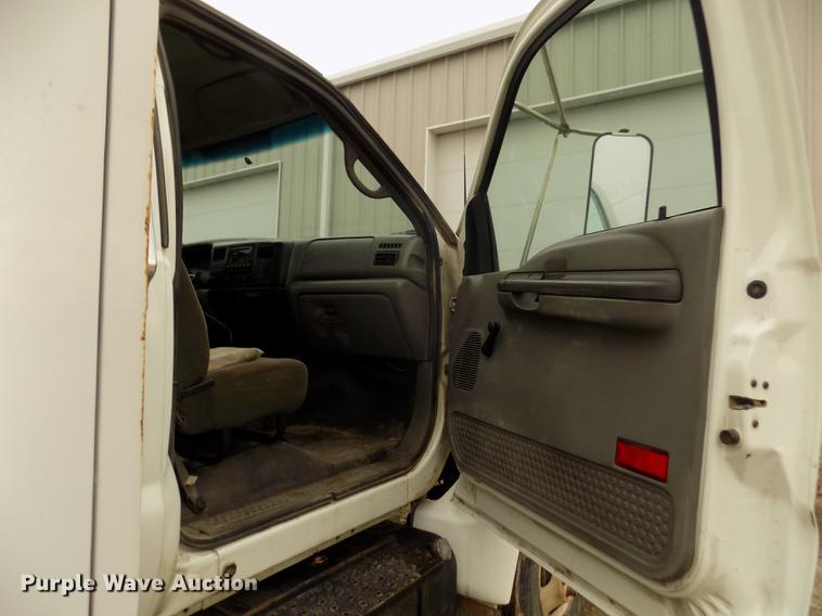 image for item DD2886 2005 Ford F650 Super Duty service truck with crane