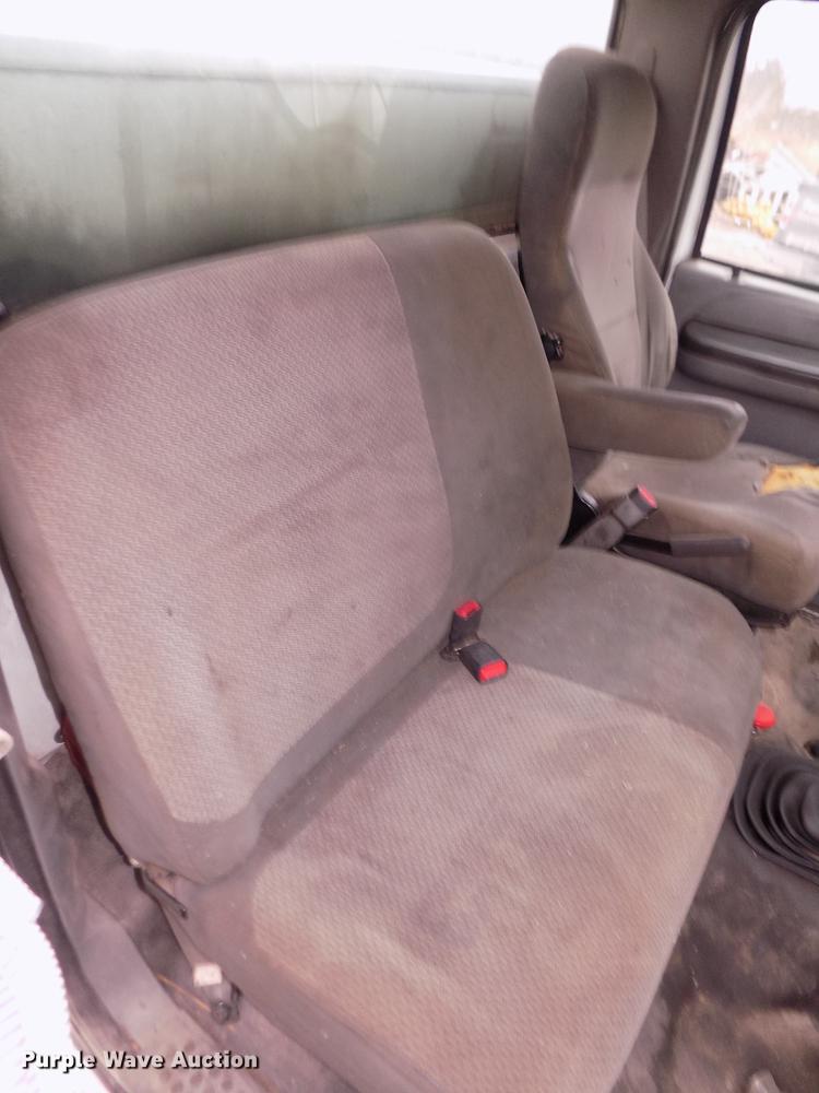 image for item DD2886 2005 Ford F650 Super Duty service truck with crane