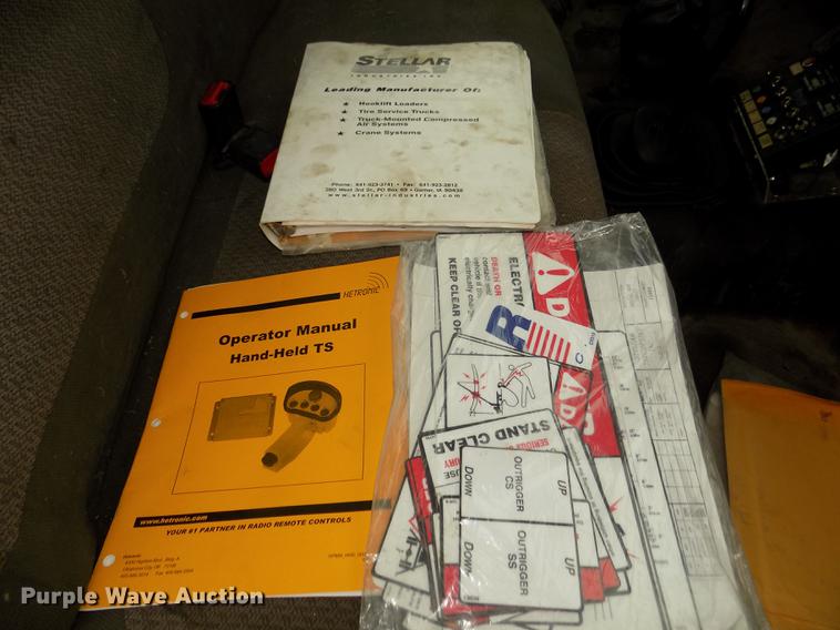 image for item DD2886 2005 Ford F650 Super Duty service truck with crane