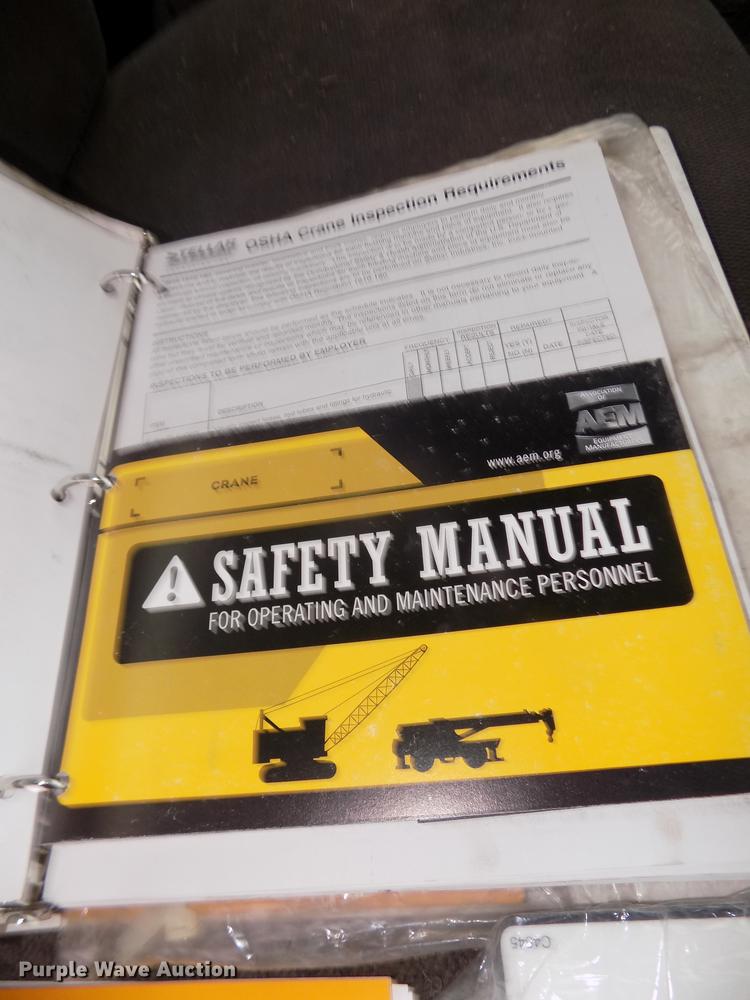 image for item DD2886 2005 Ford F650 Super Duty service truck with crane