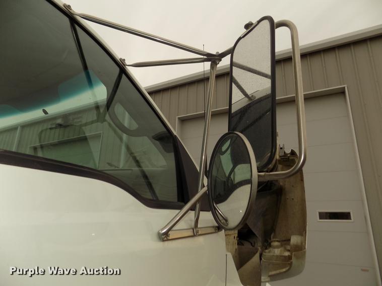 image for item DD2886 2005 Ford F650 Super Duty service truck with crane