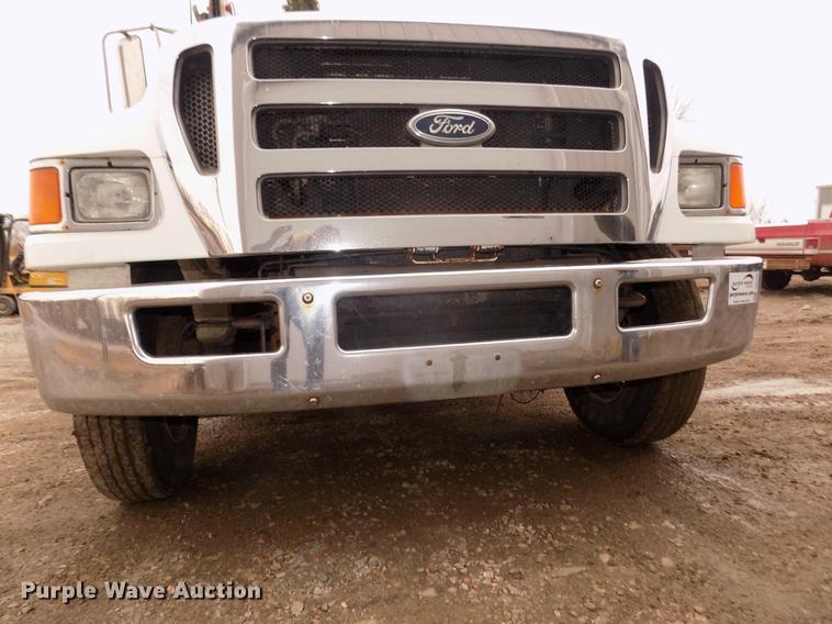 image for item DD2886 2005 Ford F650 Super Duty service truck with crane