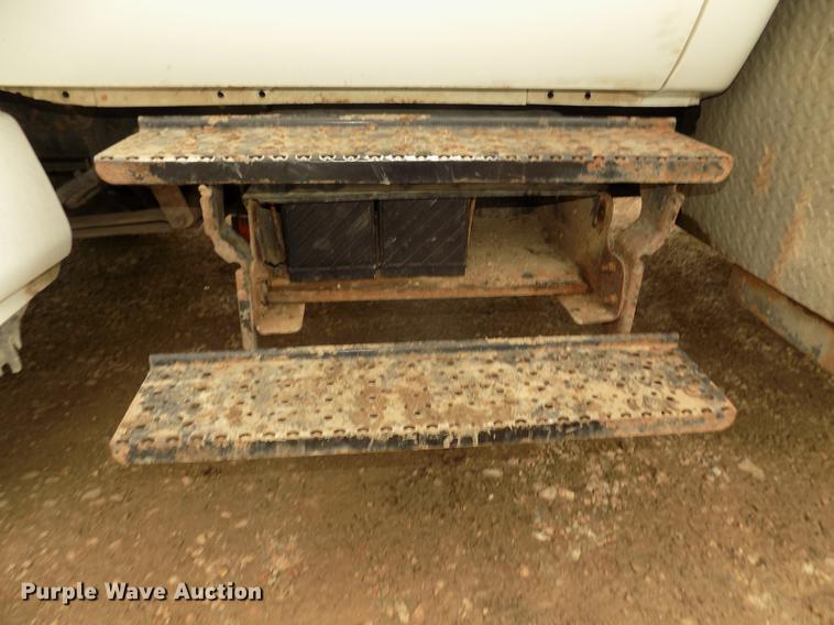 image for item DD2886 2005 Ford F650 Super Duty service truck with crane