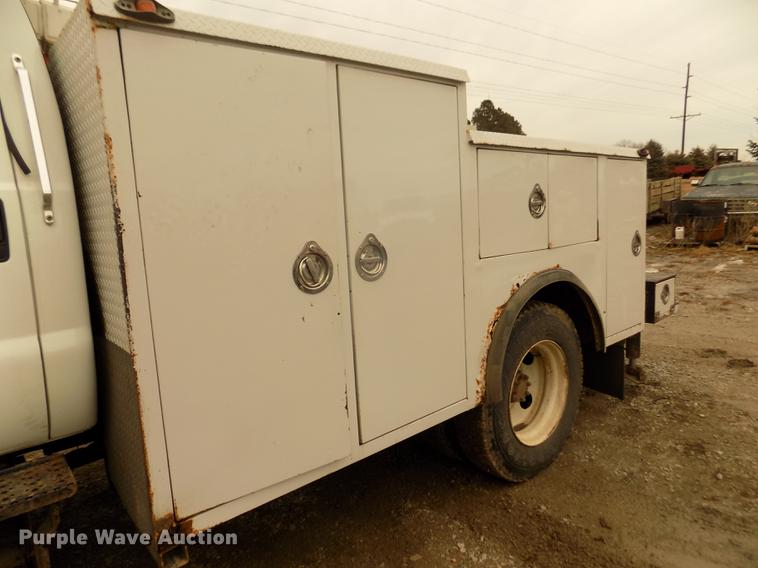 image for item DD2886 2005 Ford F650 Super Duty service truck with crane