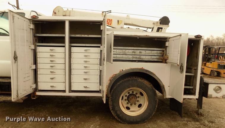 image for item DD2886 2005 Ford F650 Super Duty service truck with crane