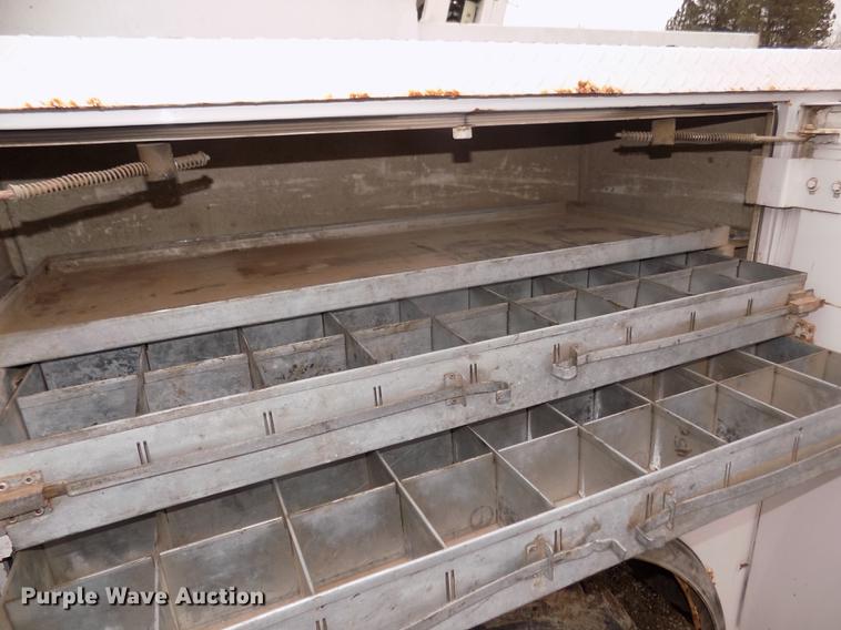 image for item DD2886 2005 Ford F650 Super Duty service truck with crane