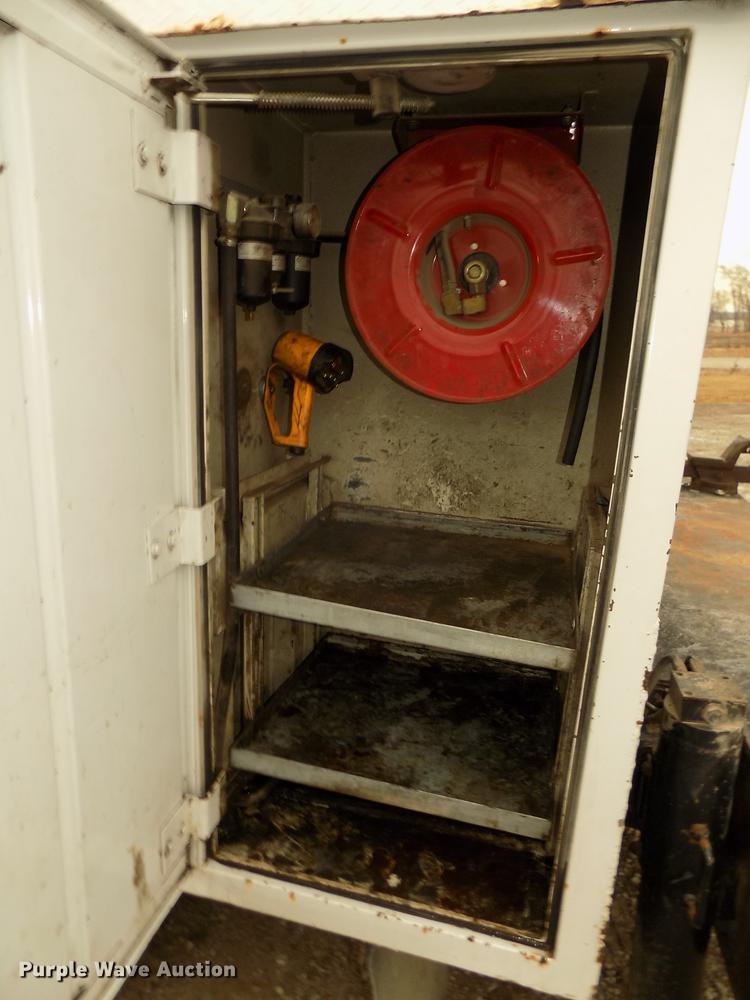 image for item DD2886 2005 Ford F650 Super Duty service truck with crane