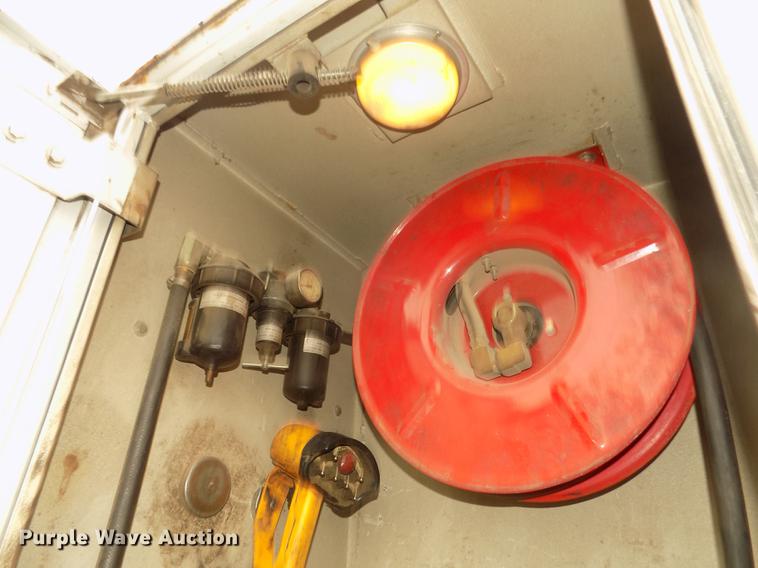 image for item DD2886 2005 Ford F650 Super Duty service truck with crane