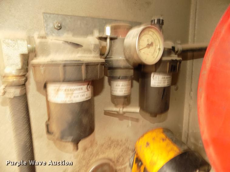 image for item DD2886 2005 Ford F650 Super Duty service truck with crane