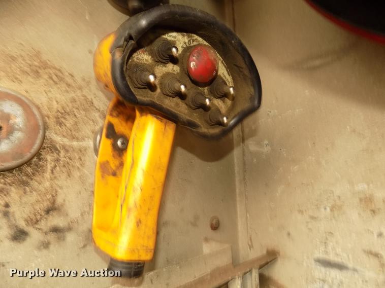 image for item DD2886 2005 Ford F650 Super Duty service truck with crane