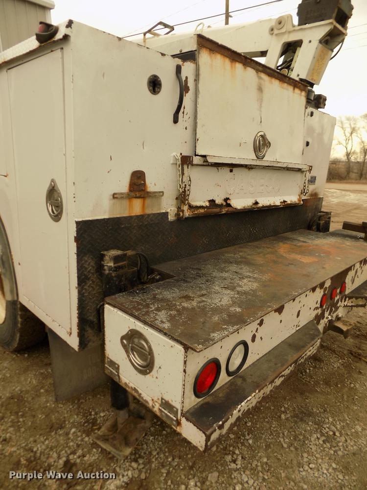 image for item DD2886 2005 Ford F650 Super Duty service truck with crane