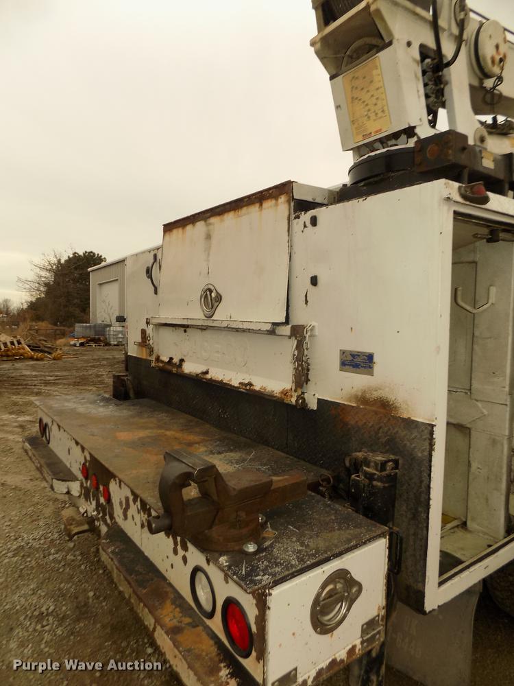 image for item DD2886 2005 Ford F650 Super Duty service truck with crane