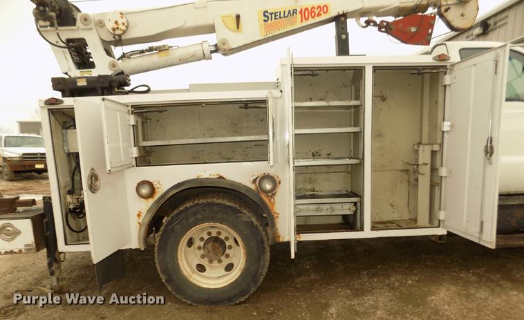 image for item DD2886 2005 Ford F650 Super Duty service truck with crane