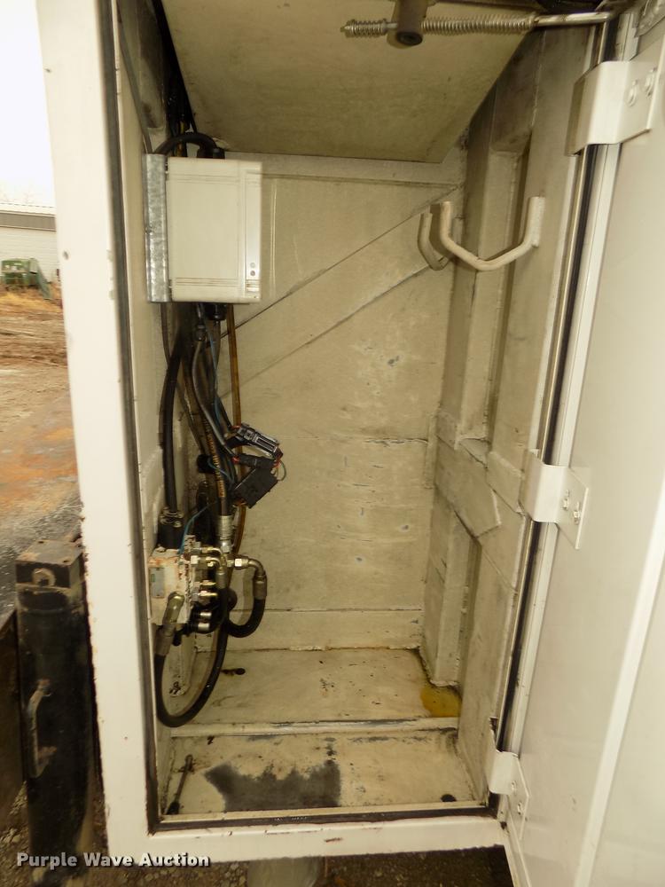 image for item DD2886 2005 Ford F650 Super Duty service truck with crane