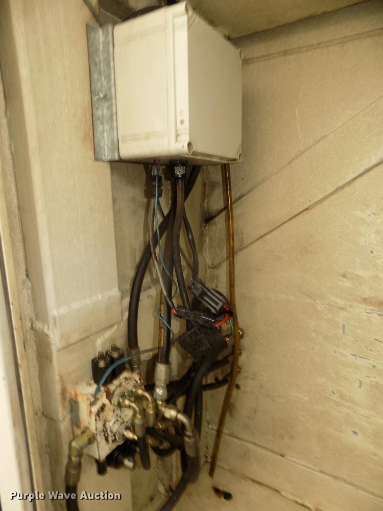 image for item DD2886 2005 Ford F650 Super Duty service truck with crane