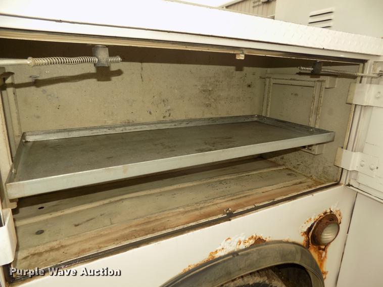 image for item DD2886 2005 Ford F650 Super Duty service truck with crane