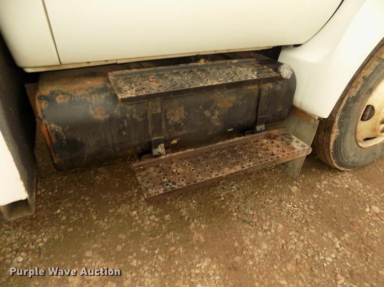 image for item DD2886 2005 Ford F650 Super Duty service truck with crane