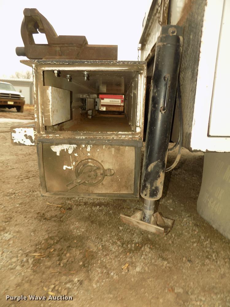 image for item DD2886 2005 Ford F650 Super Duty service truck with crane