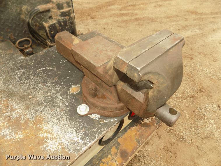 image for item DD2886 2005 Ford F650 Super Duty service truck with crane