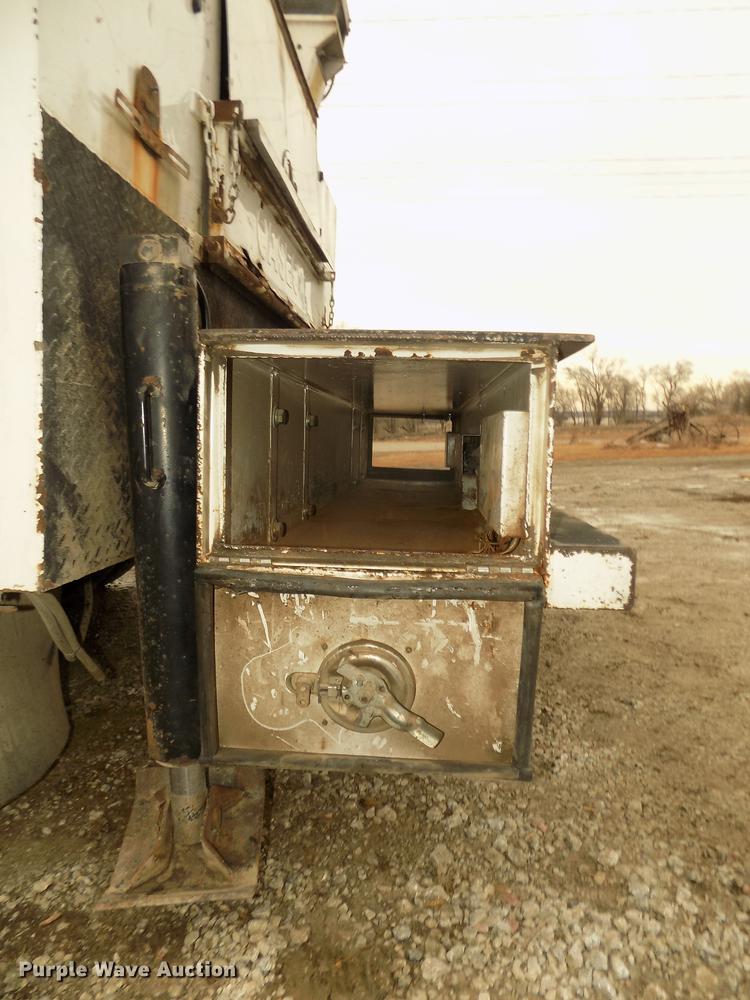 image for item DD2886 2005 Ford F650 Super Duty service truck with crane