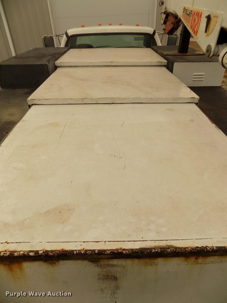 image for item DD2886 2005 Ford F650 Super Duty service truck with crane