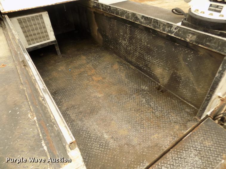 image for item DD2886 2005 Ford F650 Super Duty service truck with crane