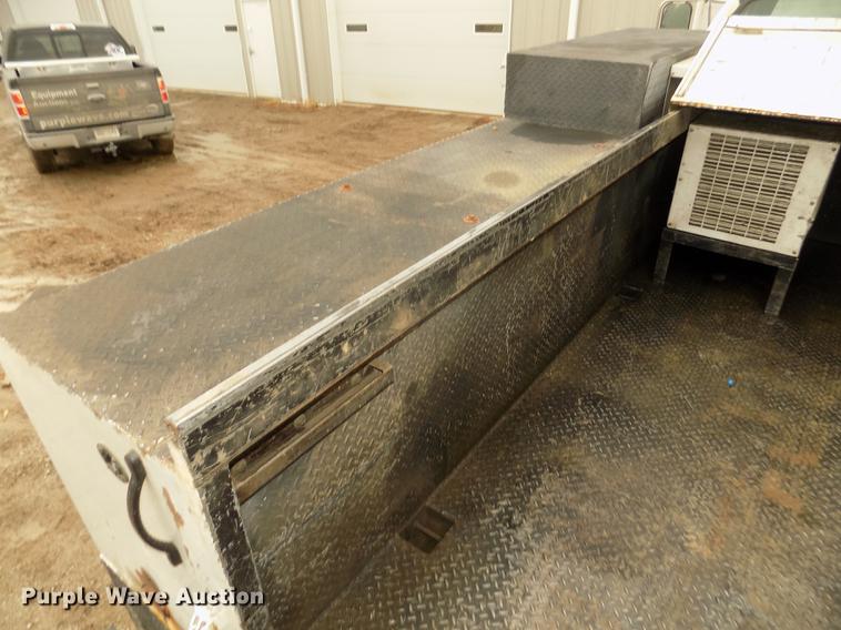 image for item DD2886 2005 Ford F650 Super Duty service truck with crane