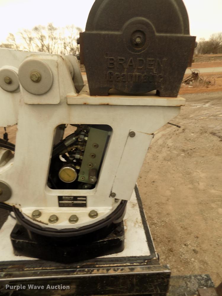 image for item DD2886 2005 Ford F650 Super Duty service truck with crane