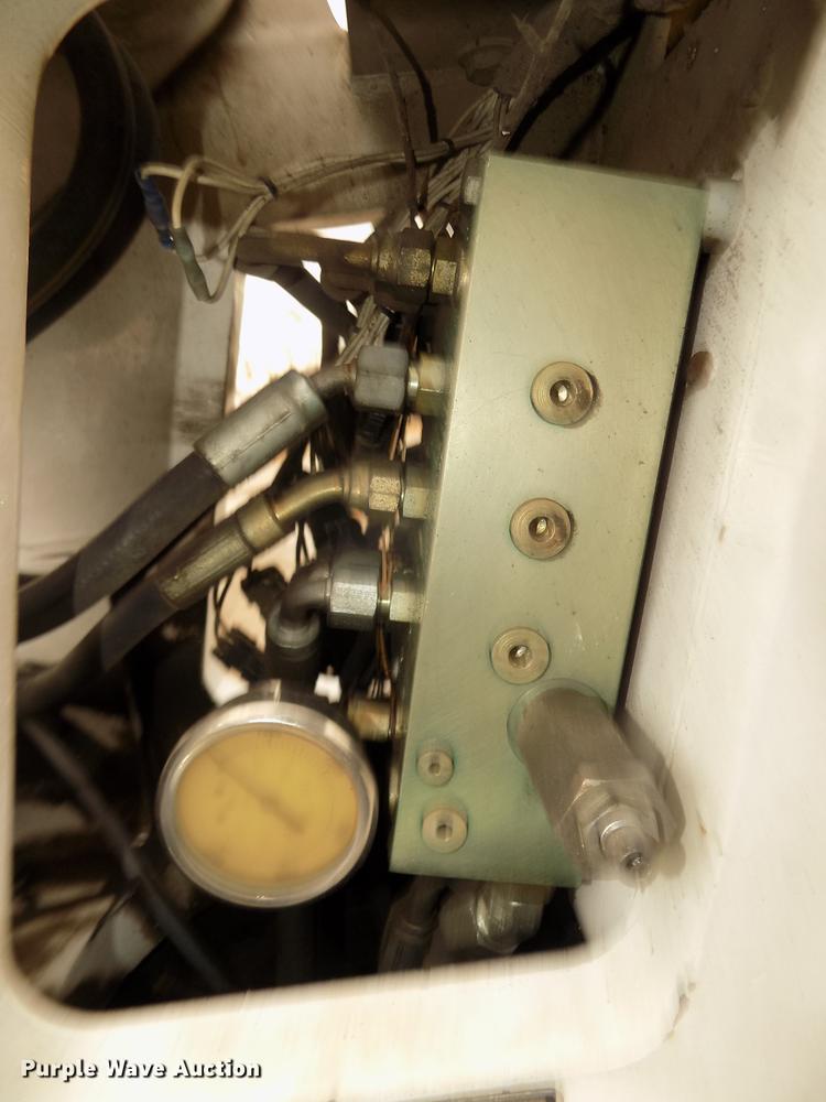 image for item DD2886 2005 Ford F650 Super Duty service truck with crane